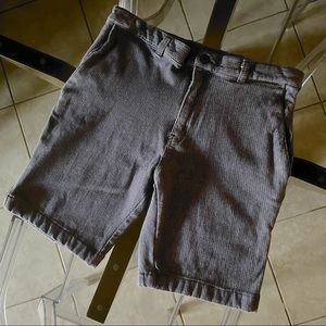 Slate & Stone Mens Flat Front Casual Shorts
Size 30w
Grey Pinstripe